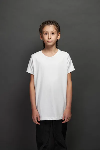 Enfant Portant Shirt Blanc Avec Espace Pour Votre Logo Design — Photo