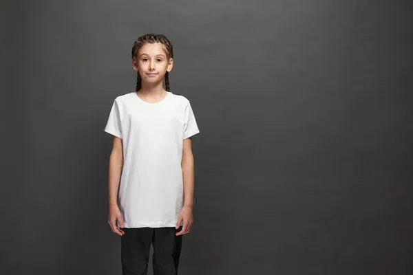 Kid Lány Visel Fehér Póló Helyet Logó Vagy Design Stúdióban — Stock Fotó