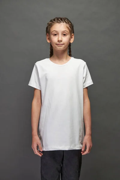 Kid Lány Visel Fehér Póló Helyet Logó Vagy Design Stúdióban — Stock Fotó