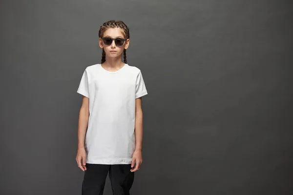 Kid Meisje Draagt Witte Shirt Met Ruimte Voor Logo Ontwerp — Stockfoto