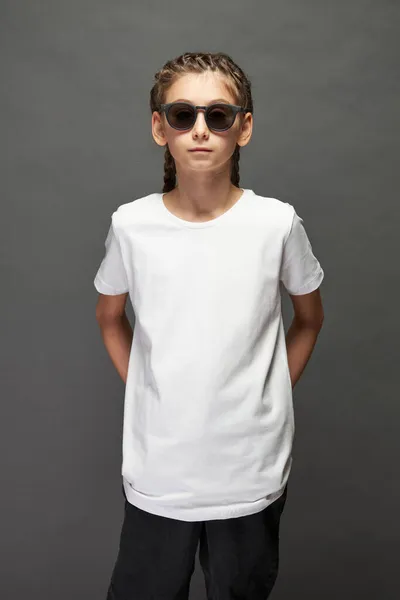 Niña Vistiendo Camiseta Blanca Con Espacio Para Logotipo Diseño Estudio — Foto de Stock