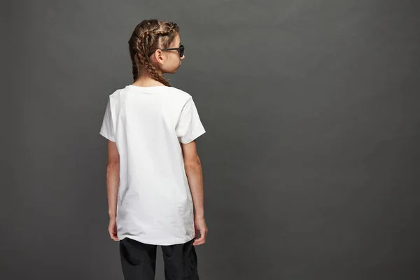 Niña Vistiendo Camiseta Blanca Con Espacio Para Logotipo Diseño Estudio —  Fotos de Stock