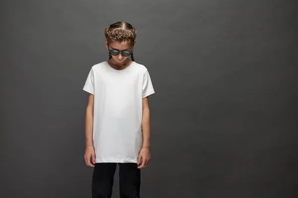 Κορίτσι Παιδί Φορώντας Λευκό Shirt Χώρο Για Λογότυπο Σχέδιό Σας — Φωτογραφία Αρχείου