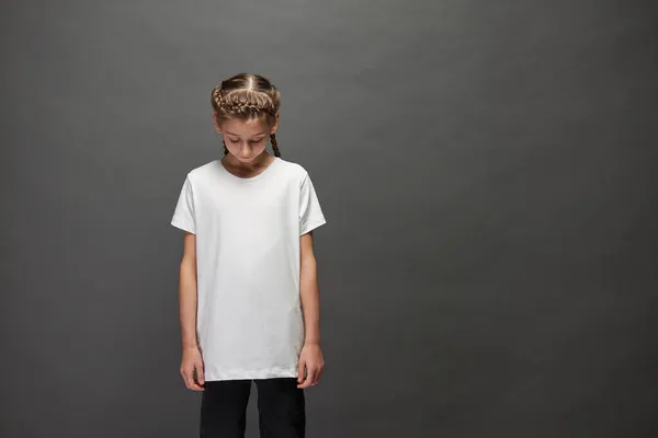 Dziewczynka Białej Koszulce Miejscem Logo Lub Projekt Studio Szarym Tle — Zdjęcie stockowe