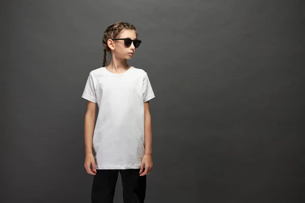 Niña Vistiendo Camiseta Blanca Con Espacio Para Logotipo Diseño Estudio —  Fotos de Stock