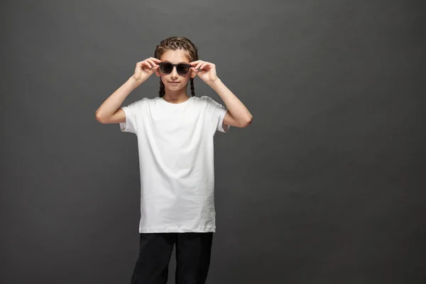 Kind Mädchen Trägt Weißes Shirt Mit Platz Für Ihr Logo — Stockfoto