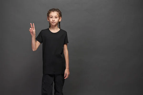 Enfant Portant Shirt Noir Avec Espace Pour Votre Logo Design — Photo