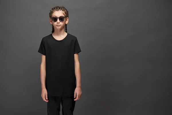 Kid Meisje Draagt Zwart Shirt Met Ruimte Voor Logo Ontwerp — Stockfoto