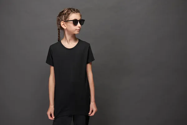 Kid Meisje Draagt Zwart Shirt Met Ruimte Voor Logo Ontwerp — Stockfoto