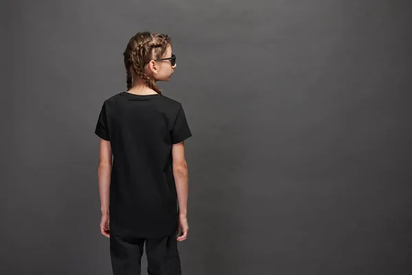 Kid Lány Visel Fekete Póló Helyet Logó Vagy Design Stúdióban — Stock Fotó