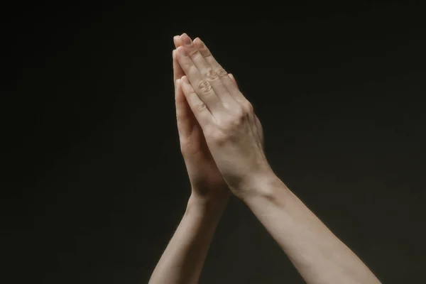 暗闇の中で神に手を祈る 女性の手は神に手を差し伸べたり Barokkoスタイルで助けを求める — ストック写真