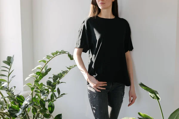 Γυναίκα Φορώντας Μαύρο Κενό Shirt Χώρο Για Λογότυπό Σας Mock — Φωτογραφία Αρχείου