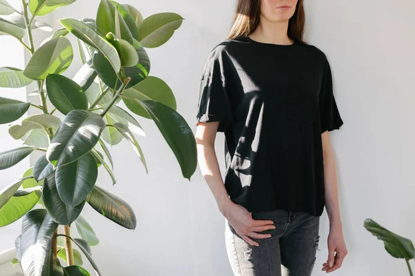 Mujer Vestida Con Camiseta Blanco Negro Con Espacio Para Logotipo —  Fotos de Stock