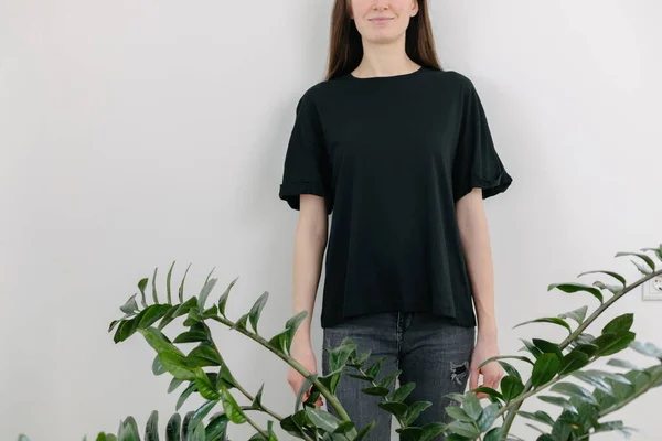 Mujer Vestida Con Camiseta Blanco Negro Con Espacio Para Logotipo —  Fotos de Stock