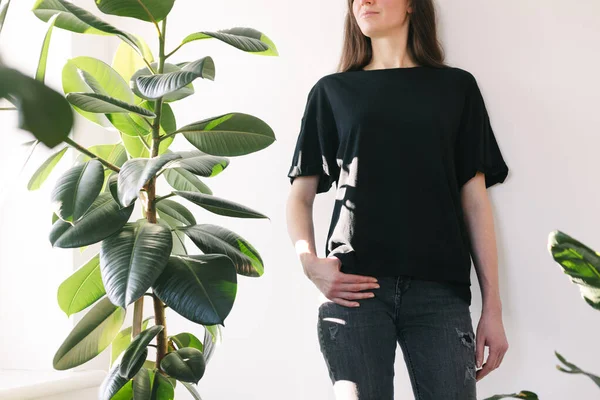 Mujer Vestida Con Camiseta Blanco Negro Con Espacio Para Logotipo —  Fotos de Stock