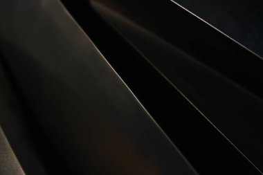 Soğuk ışıkta modern tasarım için paslanmaz metal endüstriyel soyut karanlık arka plan