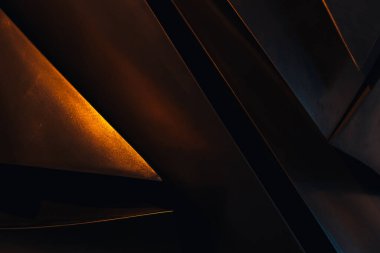 Paslanmaz metal endüstriyel karanlık arka plan modern tasarım için sıcak ışıkta