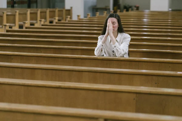 Mujer Orando Dios Iglesia — Foto de Stock