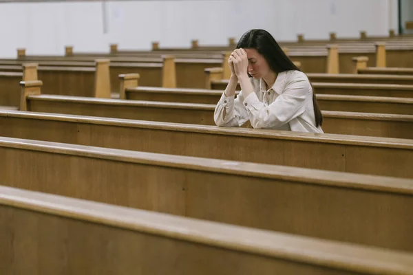 在教堂向上帝祈祷的女人 — 图库照片