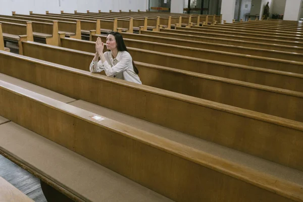Kilisede Tanrı Dua Eden Kadın — Stok fotoğraf