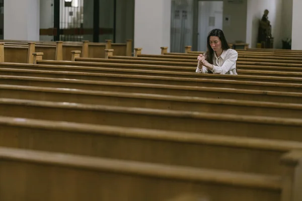 Vrouw Bidt Tot God Kerk — Stockfoto