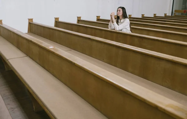 Mulher Orando Deus Igreja — Fotografia de Stock