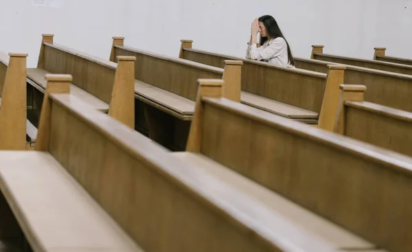 Женщина Молится Богу Церкви — стоковое фото