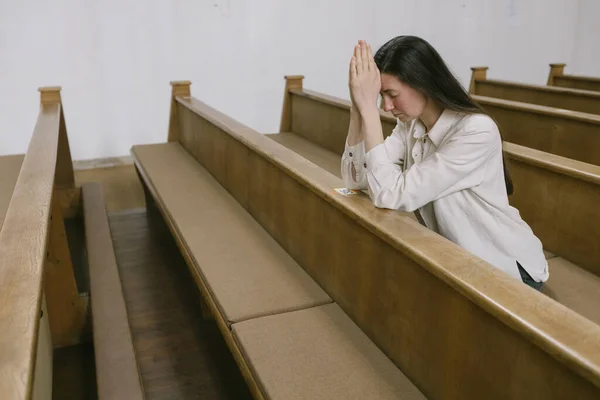 在教堂向上帝祈祷的女人 — 图库照片