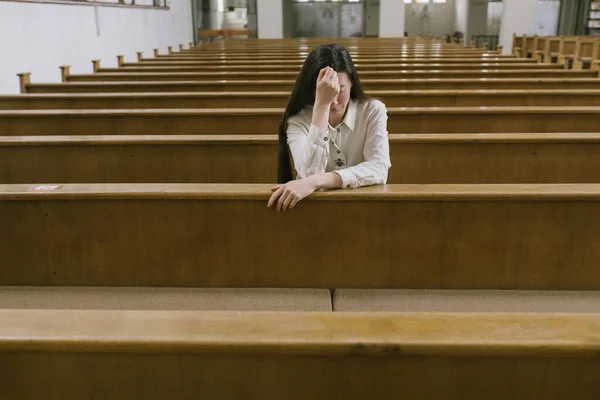 Mulher Orando Deus Igreja — Fotografia de Stock