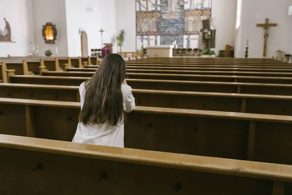 教会で神に祈る女 — ストック写真