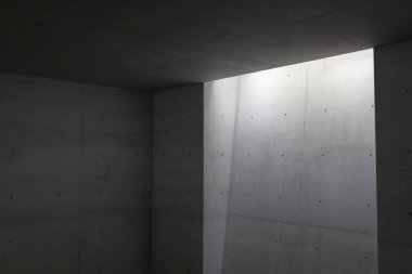 Minimalist tarzda ışıklandırılmış modern beton duvar