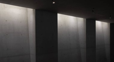 Minimalist tarzda ışıklandırılmış modern beton duvar