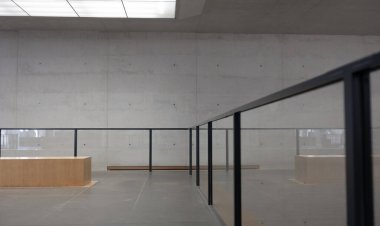 Metal tırabzanlı modern oda mimarisi.