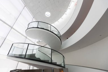 ?İrküler merdiven. Beyaz arka planda dairesel formda modern minimalist bir merdivenin parçası.