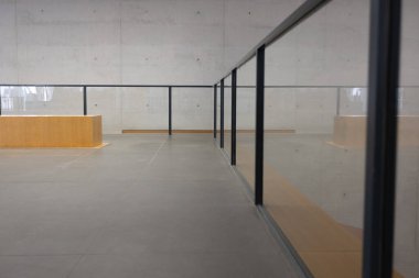 Metal tırabzanlı modern oda mimarisi.