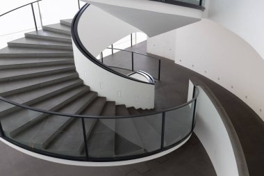 ?İrküler merdiven. Beyaz arka planda dairesel formda modern minimalist bir merdivenin parçası.