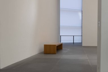 Japon tarzı minimalizm, odanın iç kısmının bir parçası. Tahta bank.