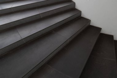 Karanlık iç dizaynlı modern merdivenler