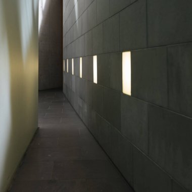 Karanlık oda minimalizmi içinde ışık ve koridor var.