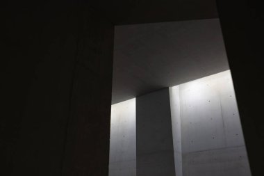 Minimalist tarzda ışıklandırılmış modern beton duvar