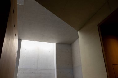 Minimalist tarzda ışıklandırılmış modern beton duvar