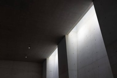 Minimalist tarzda ışıklandırılmış modern beton duvar