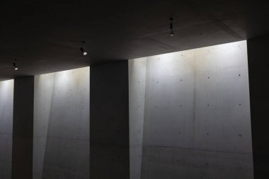 Minimalist tarzda ışıklandırılmış modern beton duvar