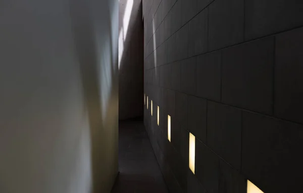 Interior Minimalismo Habitación Oscura Con Luz Pasillo —  Fotos de Stock