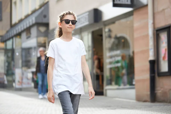Gyermek Lány Fehér Pólót Visel Helyet Logódnak Vagy Gúnyolódik Városon — Stock Fotó