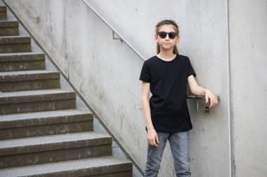 Logonuz için yeri olan siyah tişörtler giyen kız çocuğu mu yoksa şehir merkezinde alay konusu olan kız mı?