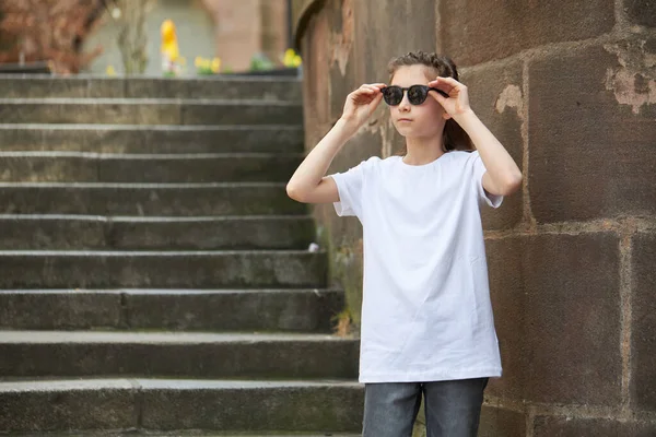 Mädchen Trägt Weißes Shirt Mit Platz Für Ihr Logo Oder — Stockfoto