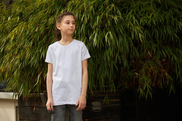 Enfant Fille Portant Shirt Blanc Avec Espace Pour Votre Logo — Photo