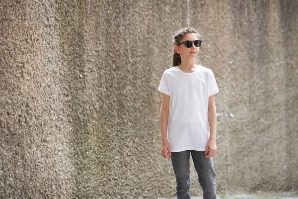 Κορίτσι Παιδί Φορώντας Λευκό Shirt Χώρο Για Λογότυπό Σας Mock — Φωτογραφία Αρχείου