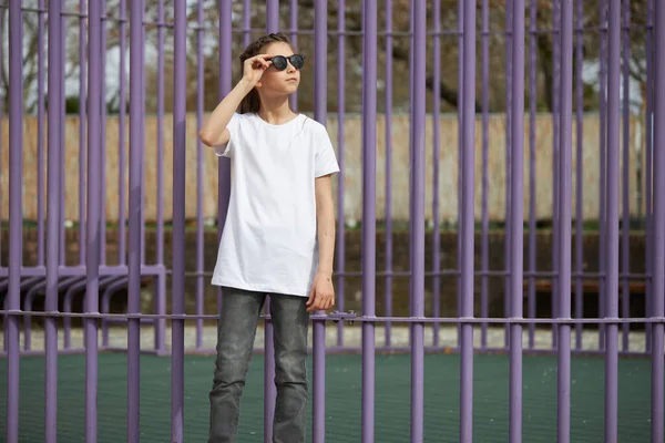 Kind Meisje Draagt Wit Shirt Met Ruimte Voor Logo Mock — Stockfoto